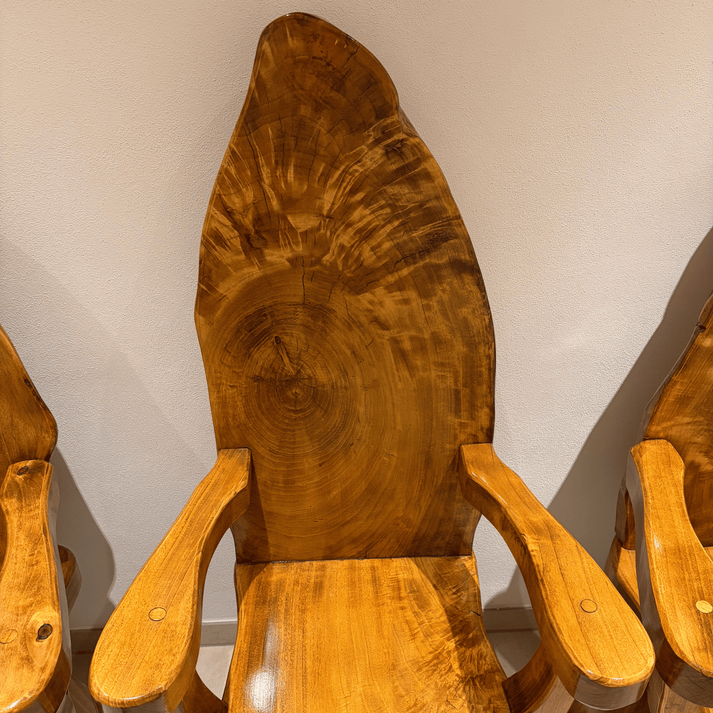 dieser Holzstuhl vereint Natürlichkeit mit Eleganz und traumhafte Holzmaserung in einem lebendigen Möbelstück 