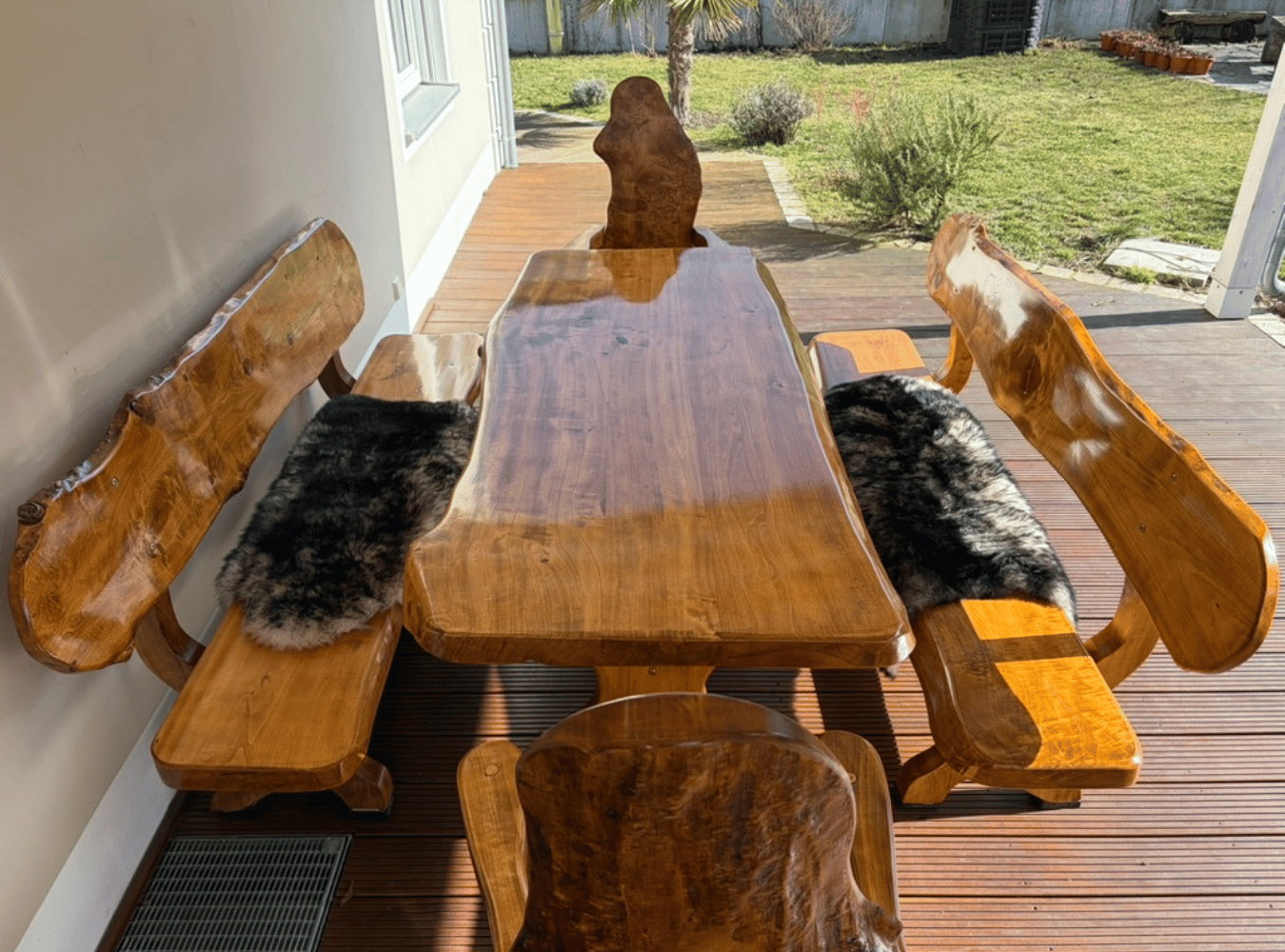 Zauberhafte rustikale Sitzgruppe massivholz - außergwöhnlich stabil und strapazierfähig. Tischlänge und Banklänge 1,50 m,  2,00 m oder  2,40 m. Hier auf dem Bild mit 2 Bänken und 2 Thronstühlen. Jedes Stück ist ein Unikat ... Natur pur, so wie der Baum gewachsen 
