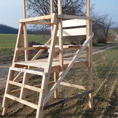Drückjagdbock OUTLANDER mit Dach - 2,00 m aus Lärche kaufen | Outlander Jagdshop