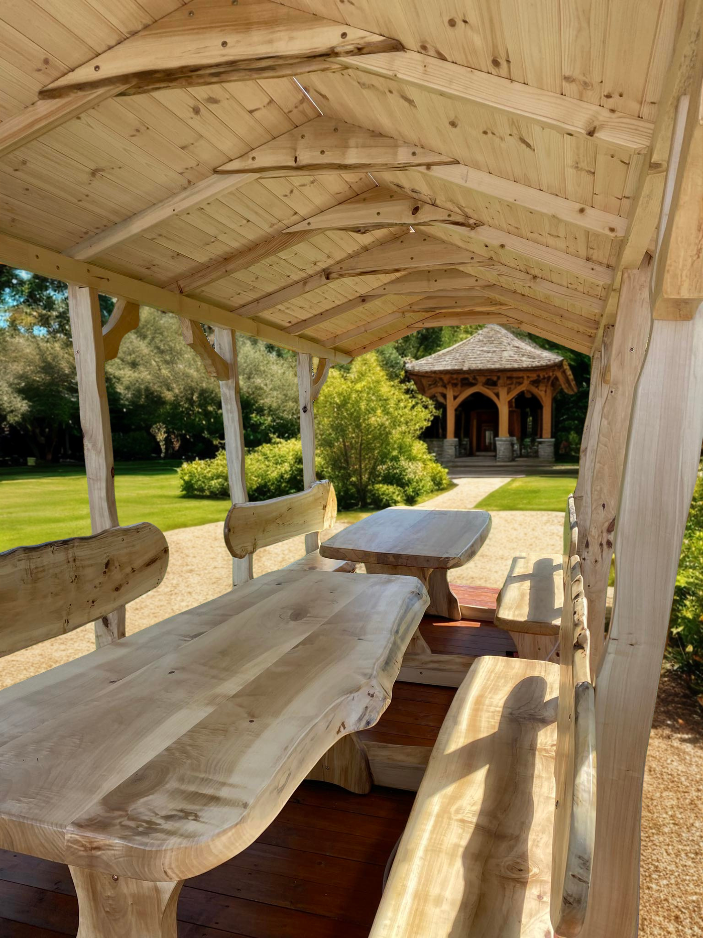 Doppelpavillon ein echtes  Unikat für bis zu 20 Personen aus rustikalem Massivem Holz, 6 cm Holzstärke inkl. Lieferung und Aufbau vor Ort, Handarbeit, Langlebig, elegant, edel. Variante 1: 2 x 2,00 m Tische mit 6 m Dach, Variante 2: 2 x 2,40 m Tische mit 8 m Dach