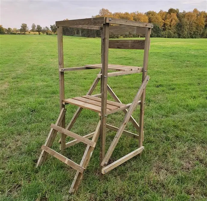 Es handelt sich hier um Drückjagdbock klappbar DBKS 2,00m Höhe, Leiter schräg für die Jagd.