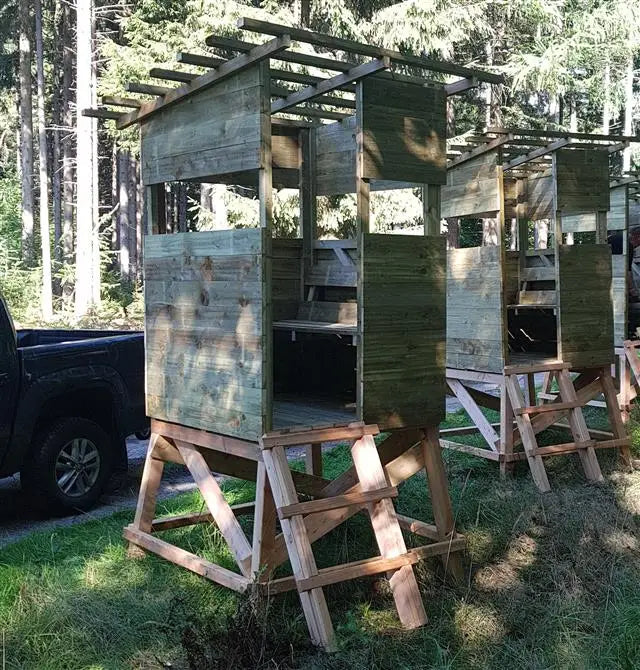 Es handelt sich hier um Kleine offene Jagdkanzel "Enok" inkl. Bockgerüst und Leiter, Waldkanzel für die Jagd.