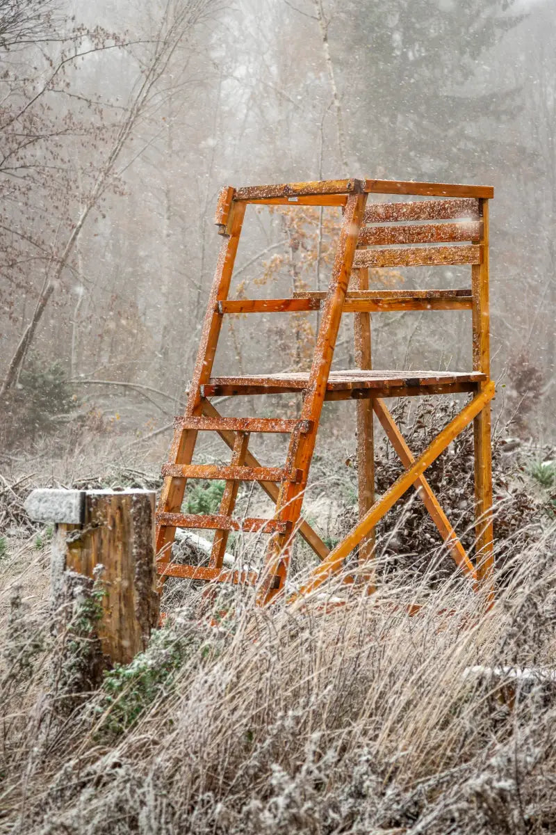 Drückjagdbock bei Schnee im Revier aus Lärche