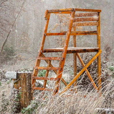 Drückjagdbock bei Schnee im Revier aus Lärche