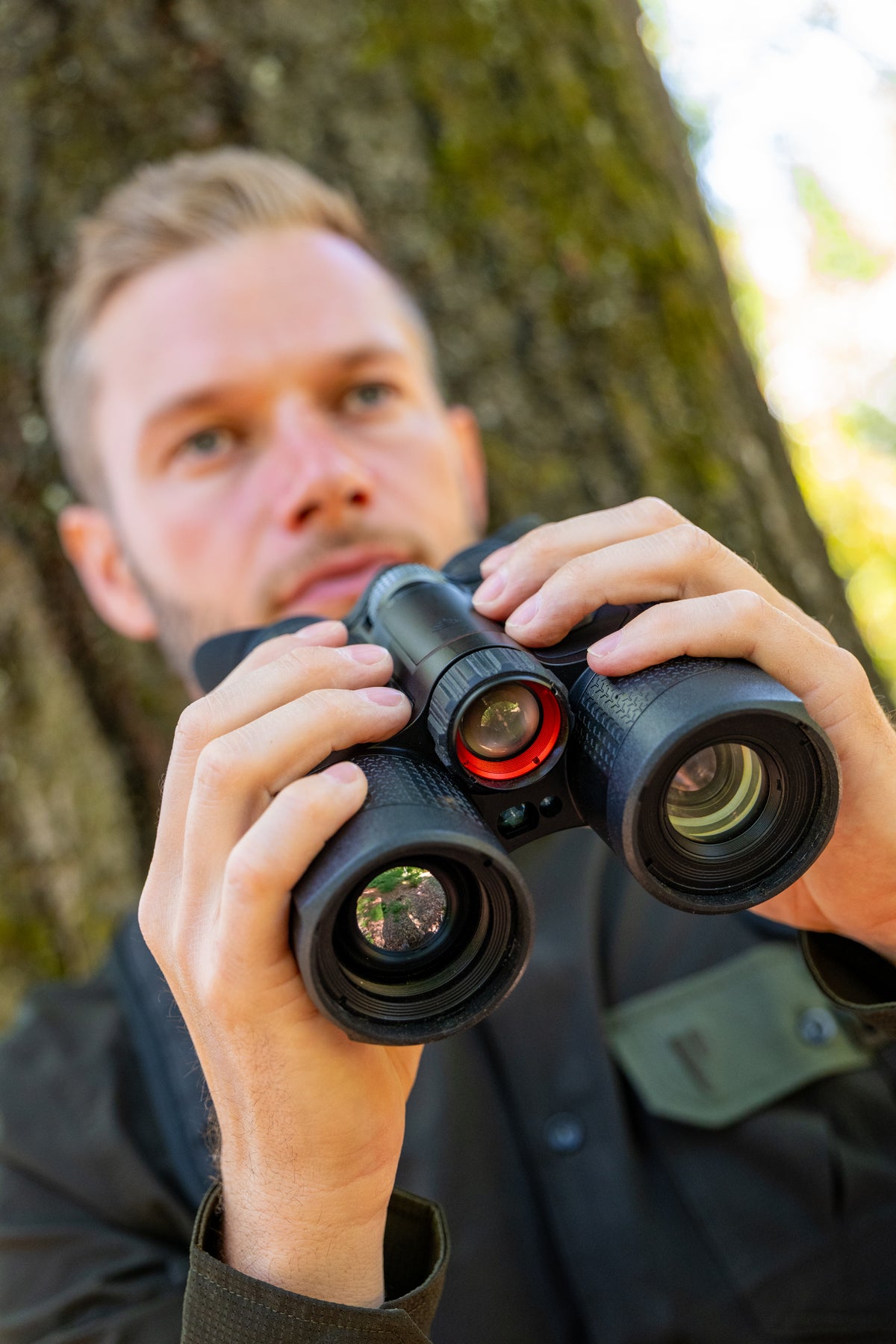 NOCPIX OMNI H35R 8K-Multispektral-Fernglas – Gesamtansicht mit Zubehör und Transporttasche