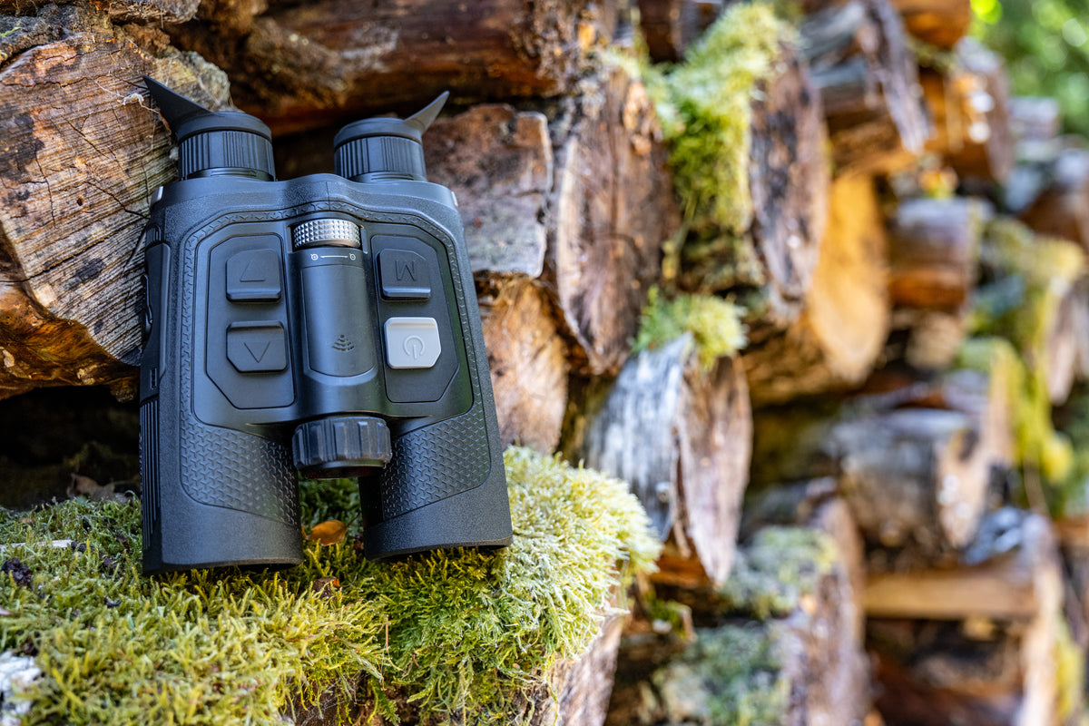NOCPIX OMNI L19R 8K-Multispektral-Fernglas – Seitenansicht mit AMOLED-Display und Bedientasten