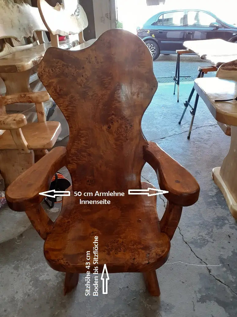  Thronstuhl der 5-teiligen Sitzgarnitur Holz massiv, rustikal, Outdoor für den Garten inkl. der ca. Maße der Sitzfläche und Sitzhöhe.