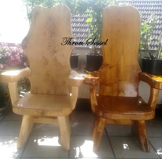 Hier zwei Thronstühle, braun und transparent, Holz massiv, rustikal, Outdoor für den Garten.