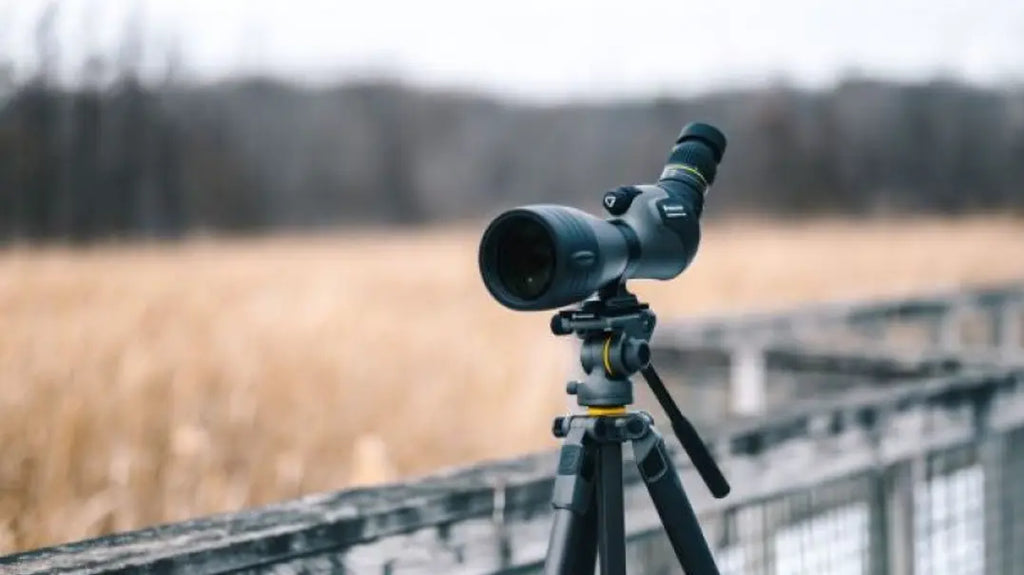 Vanguard Stativ mit einem Spektiv