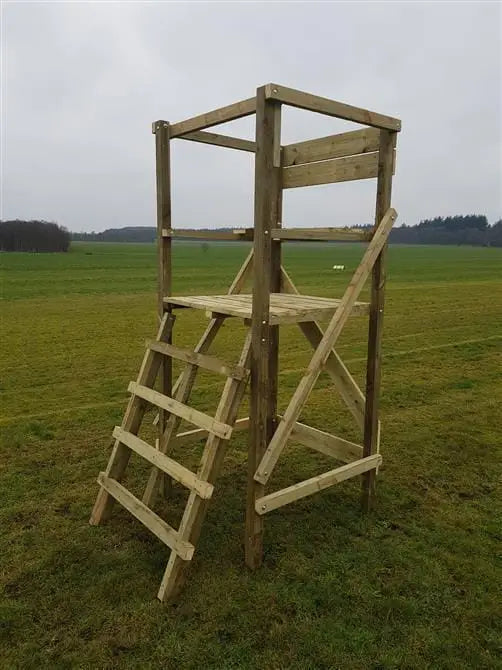 Es handelt sich hier um Drückjagdbock klappbar DBKS 240 cm Höhe, Leiter schräg für die Jagd.