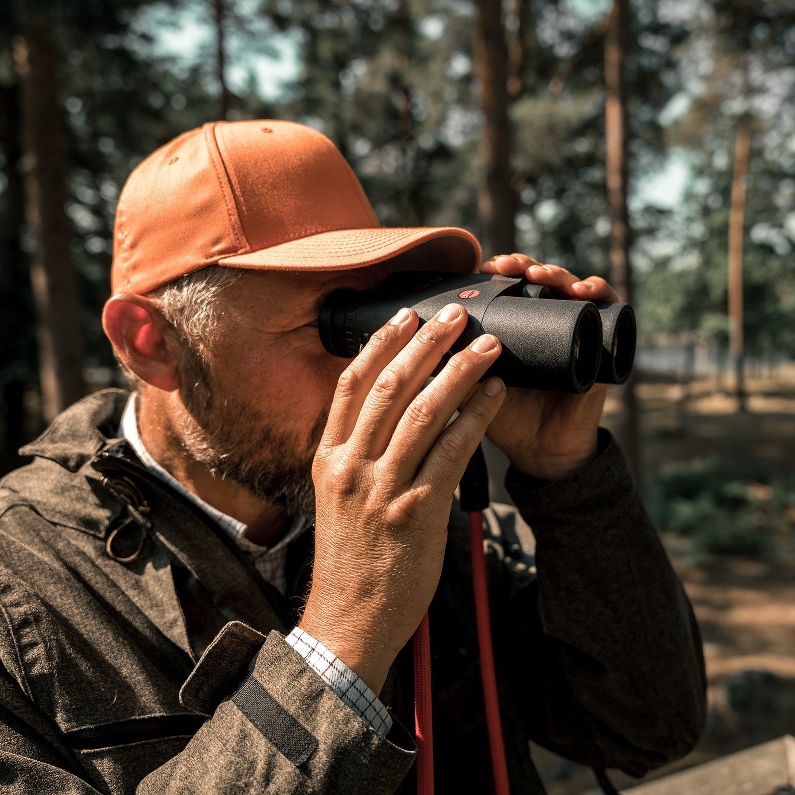 Es handelt sich hier um Fernglas LEICA Geovid 8x42 R Entfernungsmesser für die Jagd.