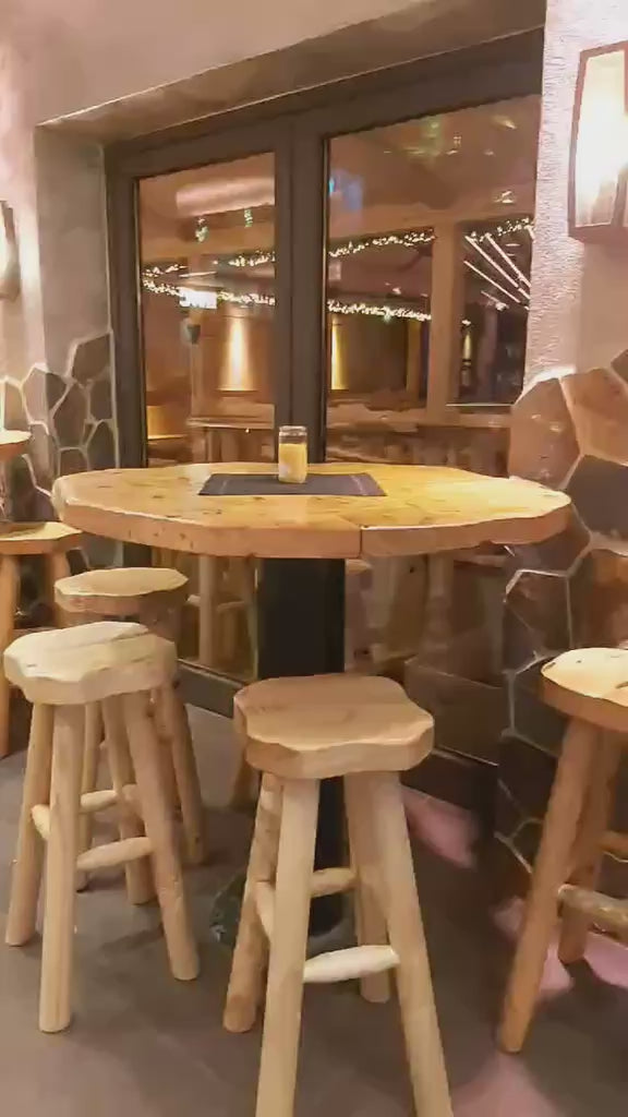 Video rustikale Bartische und Barhocker im Gastrobereich