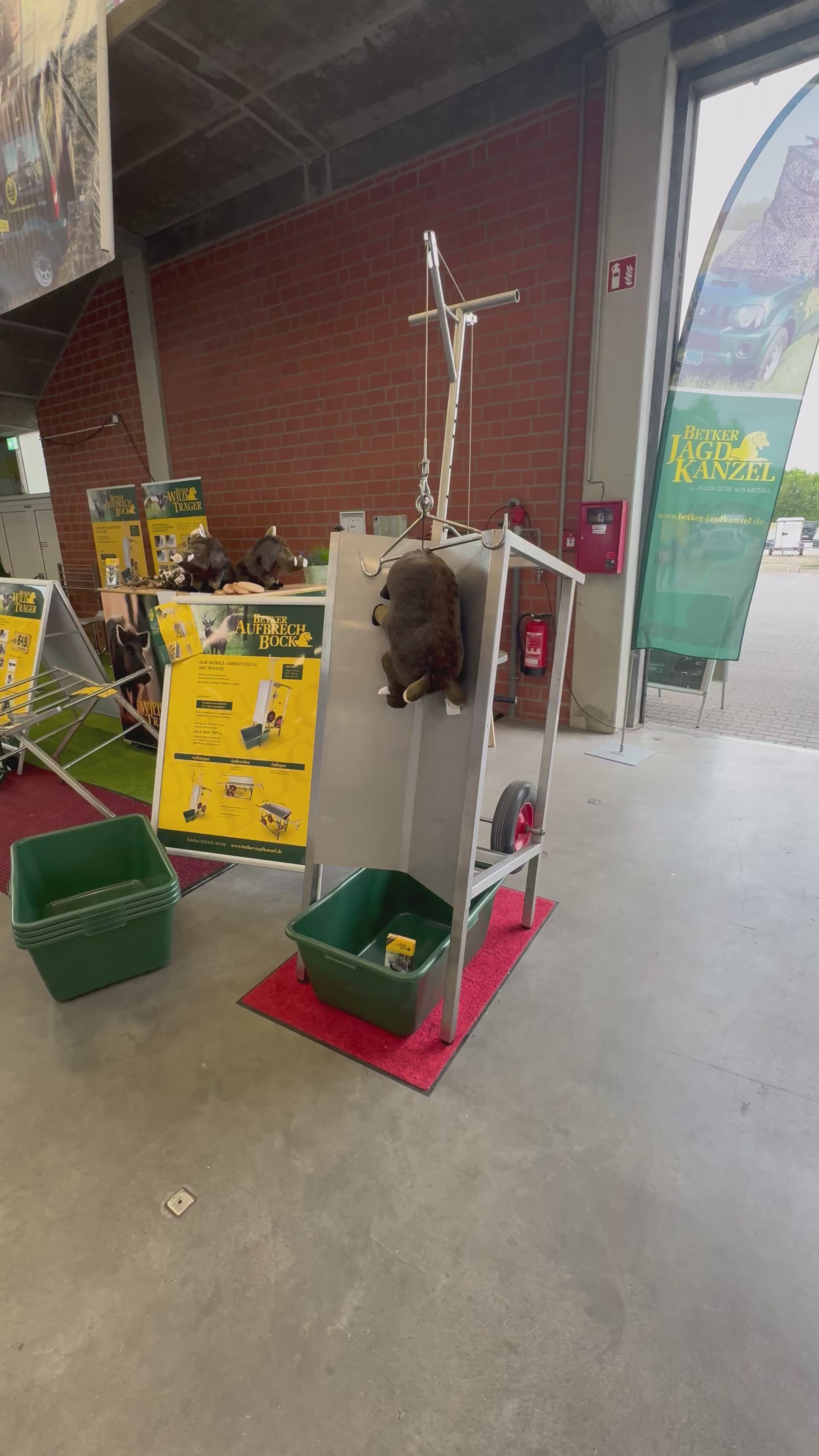 Video zu Aufbrechbock - Mobiler Arbeitstisch mit Wanne für hygienische Wildverarbeitung.