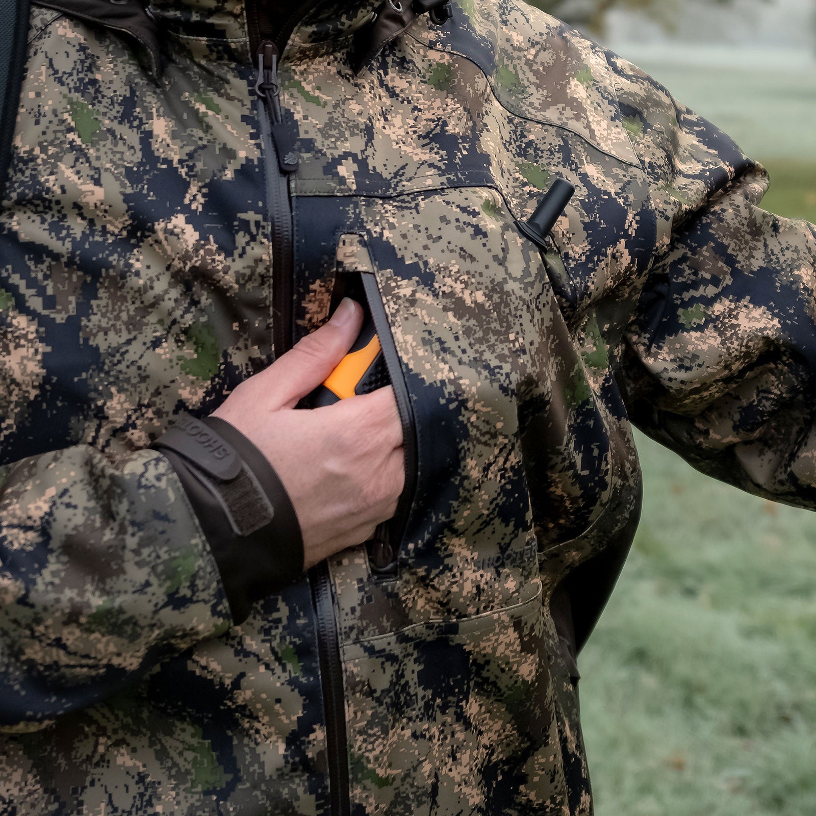 Es handelt sich hier um SHOOTERKING Huntflex Jacke Digital Camo Forest Mist für die Jagd.