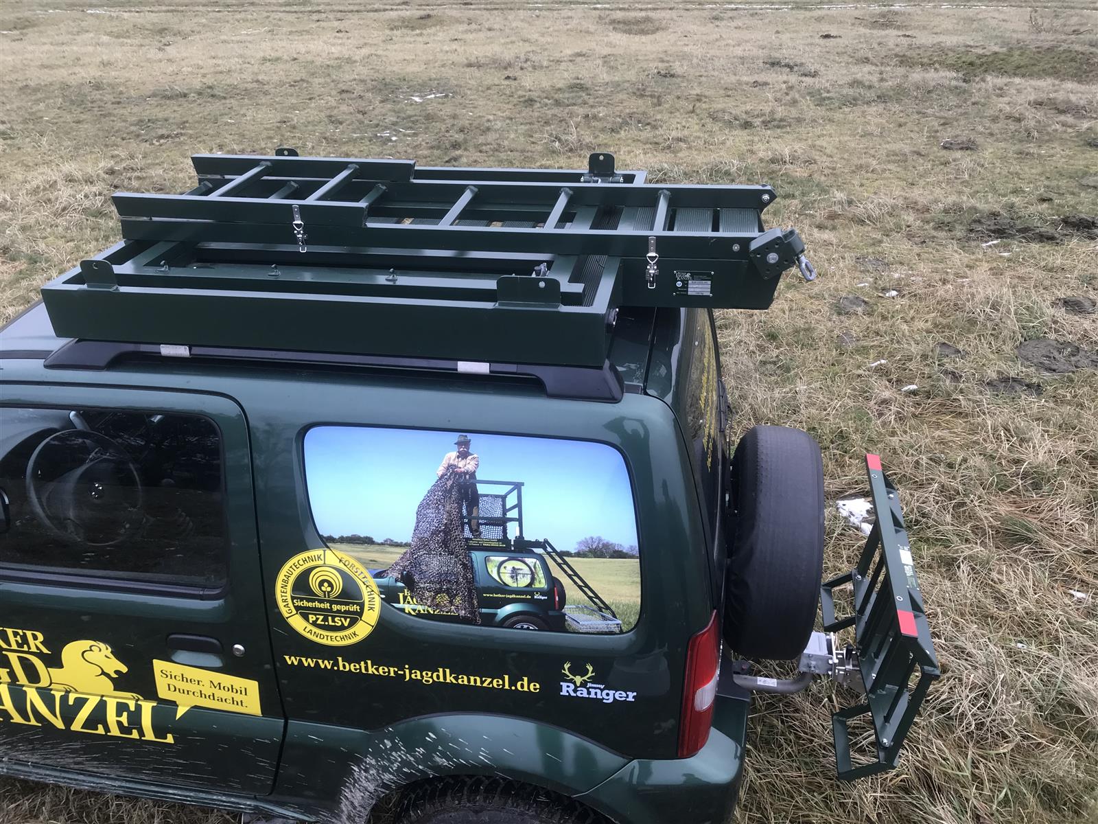 Es handelt sich hier um Mobile Jagdkanzel Betker / Drückjagdbock für Dachgepäckträger für die Jagd.