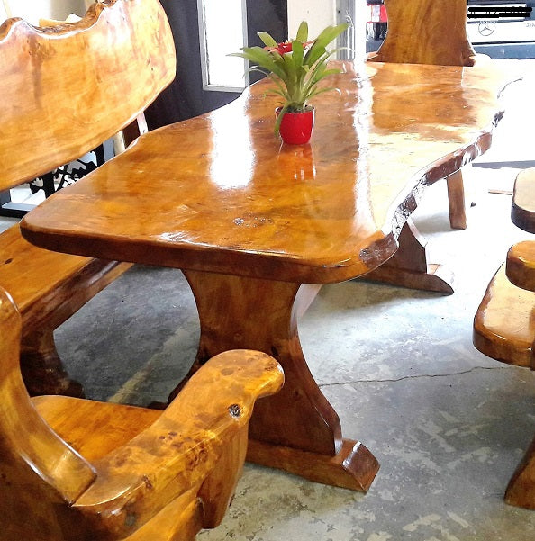 Es handelt sich hier um rustikalen Esstisch Gartentisch in verschiedenen Größen für Haus und Garten.
